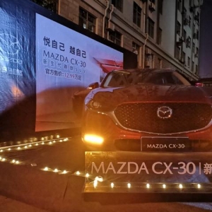 ����������SUV��MAZDA CX-30���Е�(hu��)��ɫվ���ʻ��